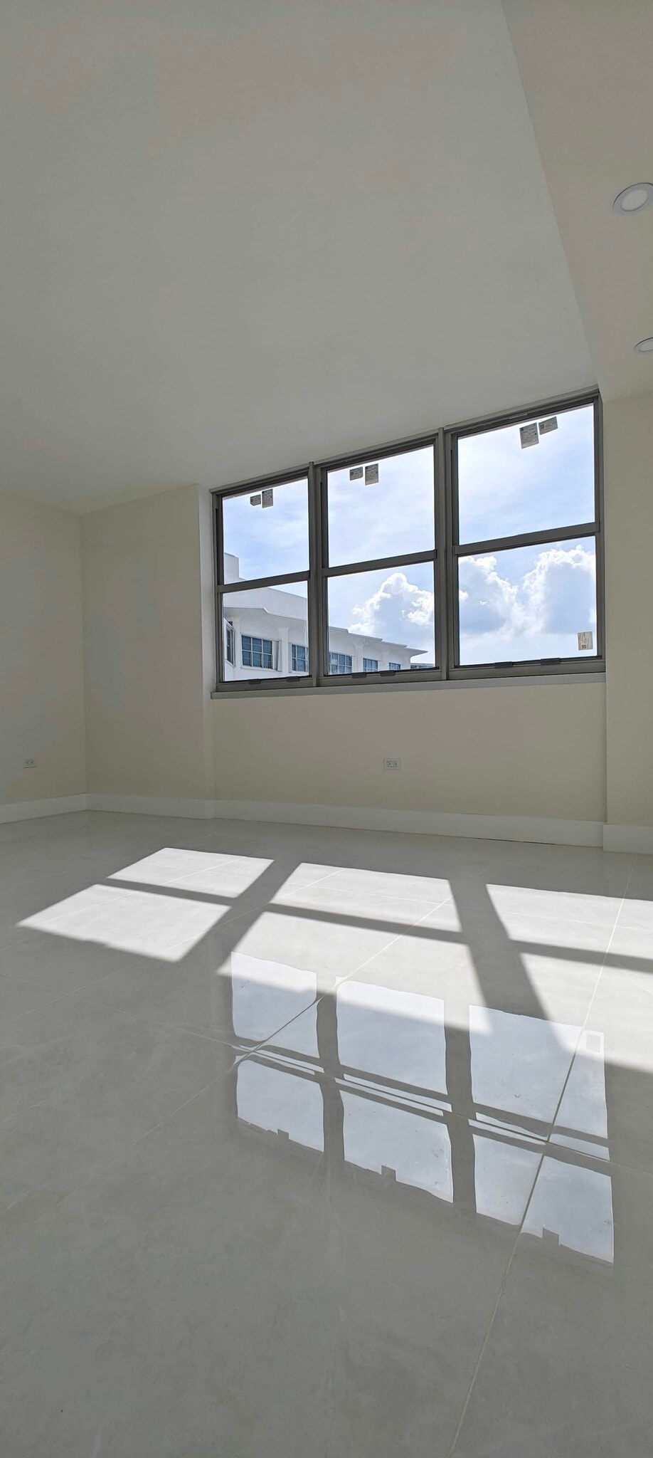 Building Photo - 999 Brickell Bay Dr