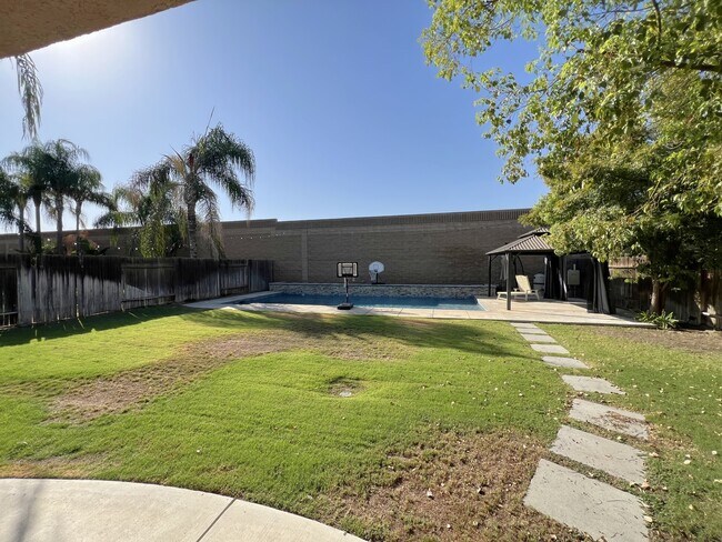 Building Photo - 12115 Fairburn Way
