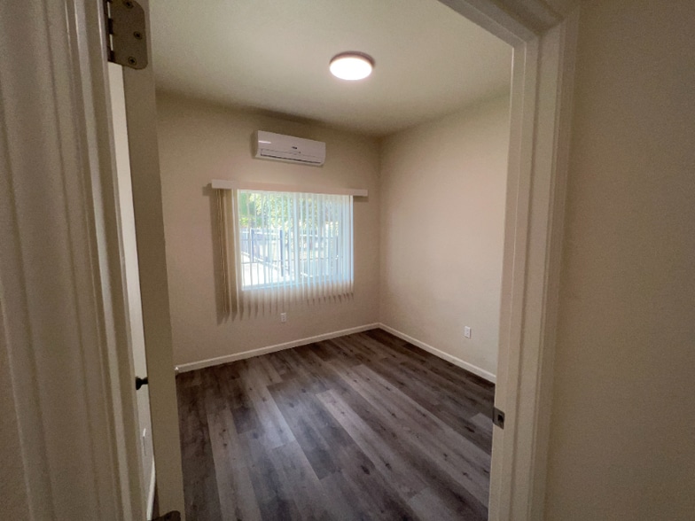 Building Photo - 934 N Van Ness Ave