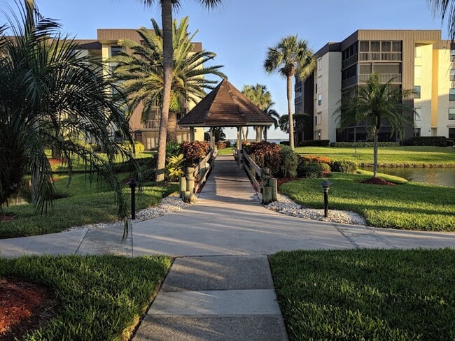 Building Photo - Riverfront Community Resort Style 2/2 Condo