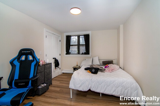 Building Photo - 448 Park Dr