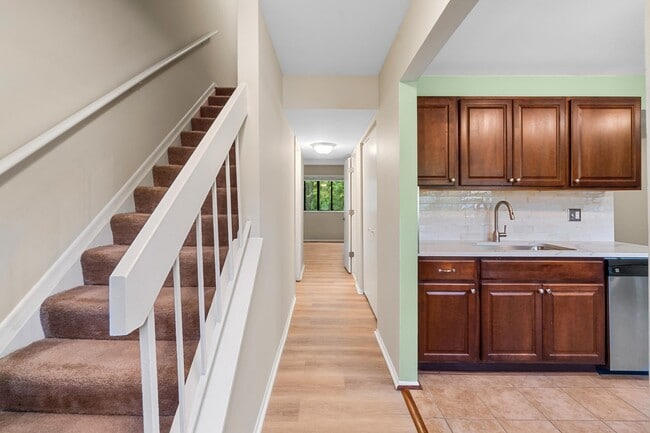 Building Photo - Broadneck Schools! Updated 3 Bedroom 3 Lev...