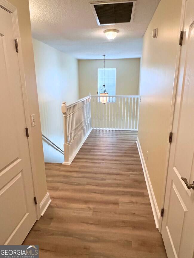 Building Photo - 822 Davis Ave