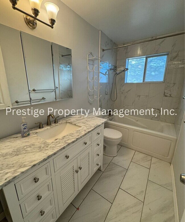 Building Photo - Centrally located 4/2.5 Brick House!!!