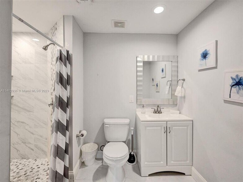 Building Photo - 2500 NE 19th St