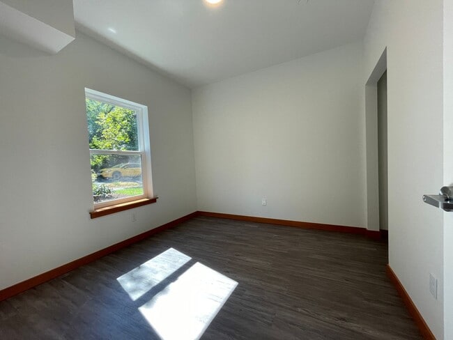 Building Photo - PRELEASING: Corner Suite, Second Floor 3 bdrm/1 bath unit Near WWU and Downtown!