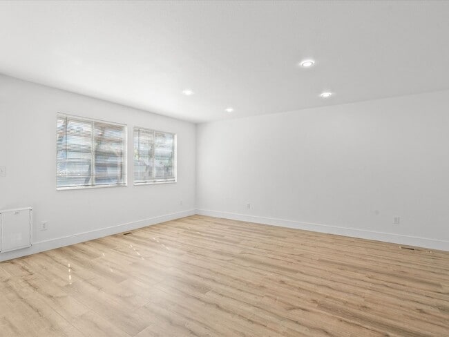 Building Photo - Newly Renovated 4 Bedroom Home with Gorgeo...