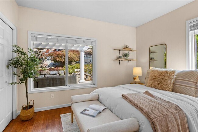 Building Photo - 5Bd/3.5Ba Shoreline House