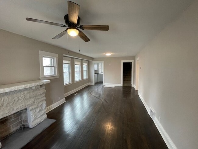 Building Photo - 3bd/1ba Home, Large Yard!! Half off 2nd Mo...