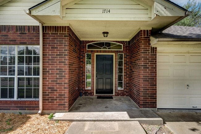 Building Photo - Beautiful 4 Bed, 2 Bath in a Great Location!