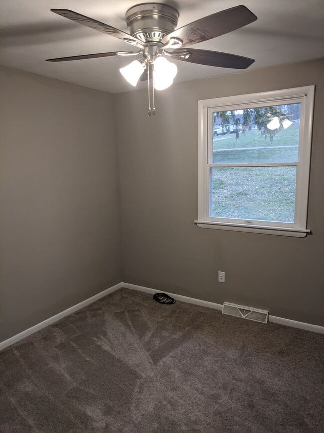 Building Photo - *****Huge 4 bedroom, 3 full bath home FOR ...
