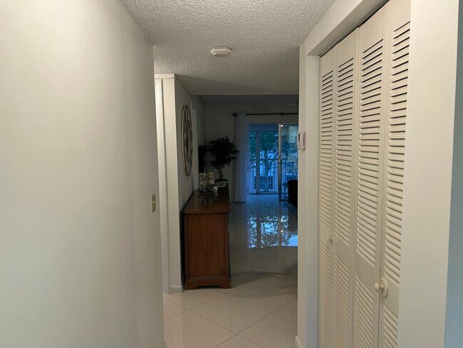 Building Photo - 18081 SE Country Club Dr