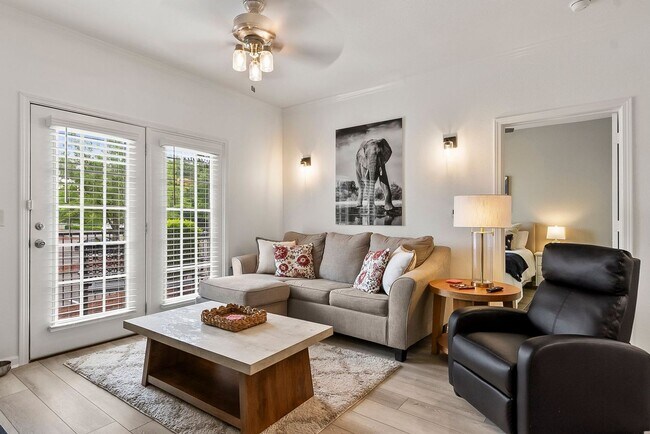 Building Photo - Midtown Village 2 Bed 2 Bath Condo! Available June 1st!