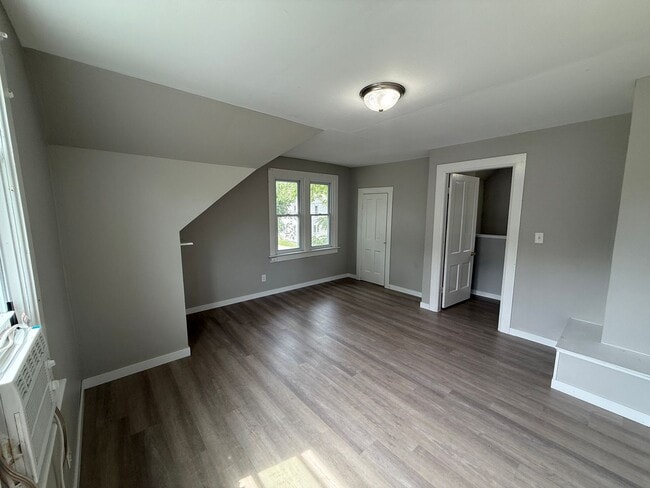 Building Photo - Spacious 4-Bedroom Home Close to Campus