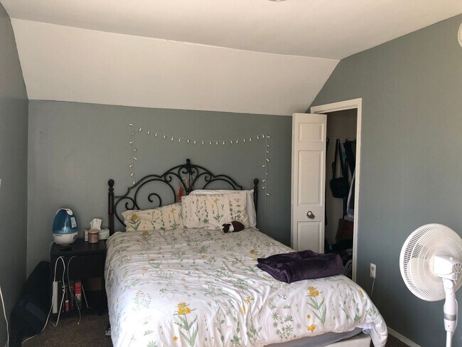 Building Photo - AVAILABLE JUNE - 2 BED 1 BATH