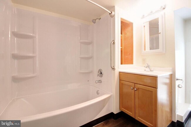 Building Photo - 604 W Main St