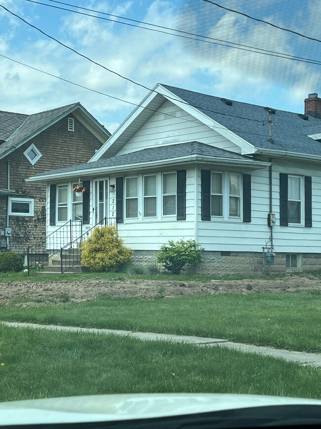 Building Photo - 212 E Main St