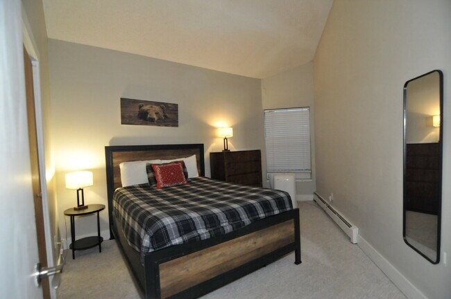 Building Photo - 3 bedroom condo in Wildernest available June 1st!