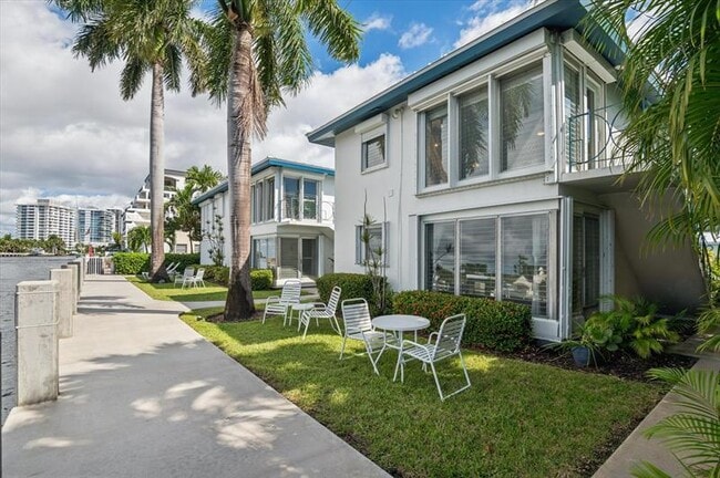 Building Photo - 561 Bayshore Dr