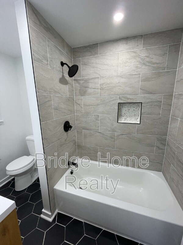 Building Photo - 107 Shoup St