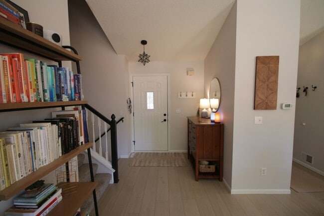 Building Photo - Spacious 5-bedroom, 3-bathroom modern home...
