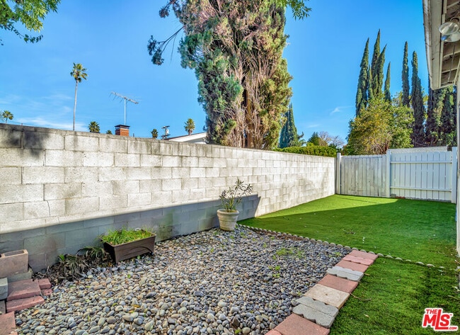 Building Photo - 15157 Valleyheart Dr