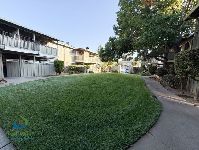 Building Photo - $2600 - 2 Beds/1 Bath Updated Condo in Gilroy