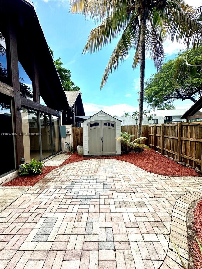 Building Photo - 497 N University Dr