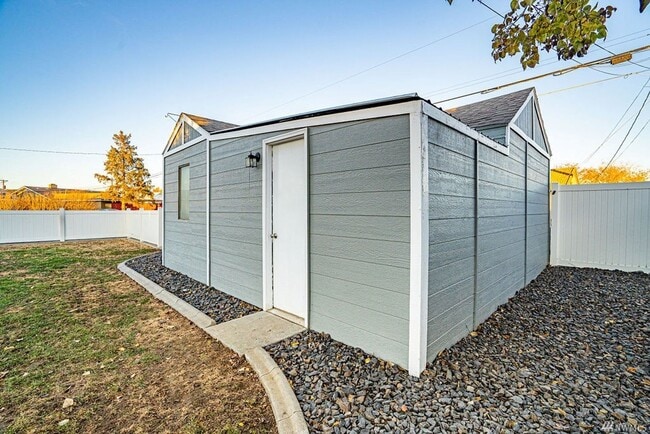 Building Photo - Updated Home W/ Detached Garage