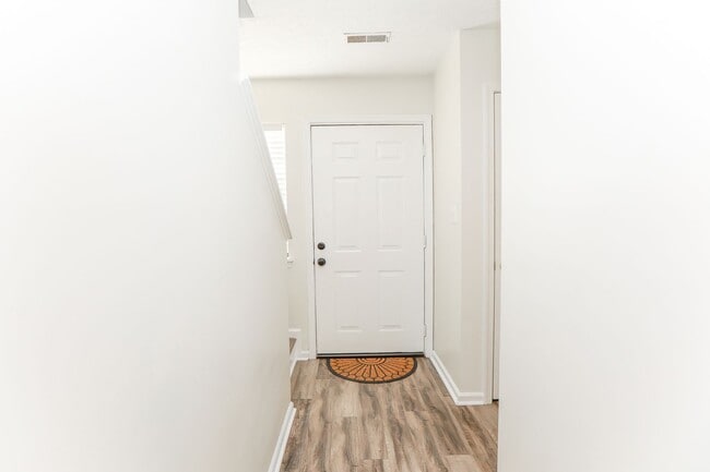 Building Photo - WILLIAMSBURG 2 Bedroom 1.5 Bath Townhome
