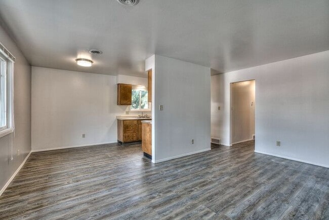 Building Photo - Spacious 2bd, 1ba Apartment
