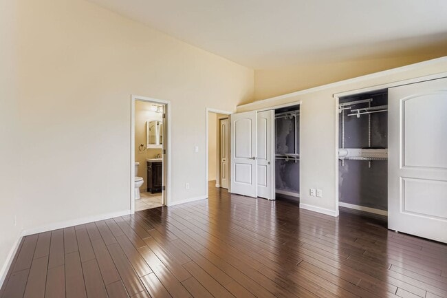 Building Photo - COME TOUR THIS BEAUTIFUL TOWNHOME. AVAILABLE NOW!