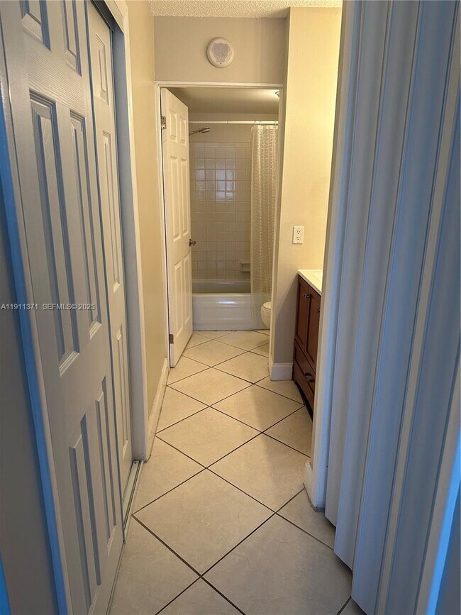 Building Photo - 3113 S Ocean Dr