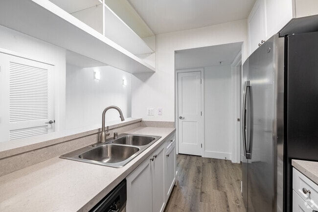 2BR, 2BA - 950SF - Kitchen - Fair Park Apartments