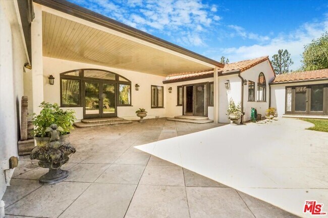 Building Photo - 114 S Layton Dr