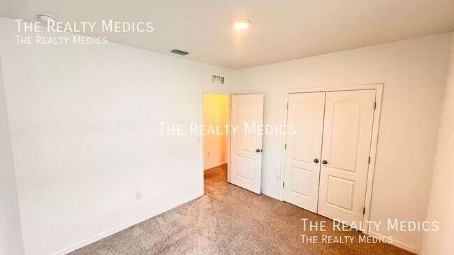 Building Photo - 522 Armoyan Wy