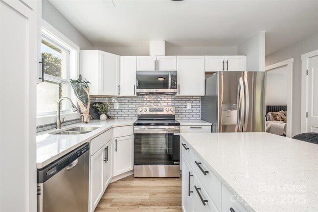 Building Photo - 3208 Clearview Dr