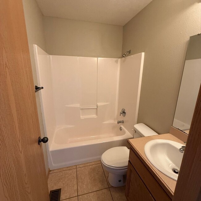 Building Photo - 3 bedroom 2 bathroom  Home in Clever MO