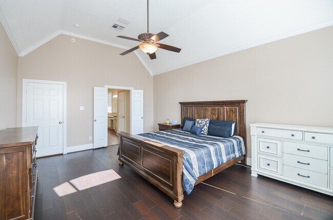 Building Photo - 5835 Stratford Gardens Dr