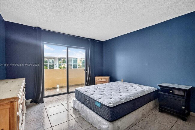 Building Photo - 2924 Collins Ave