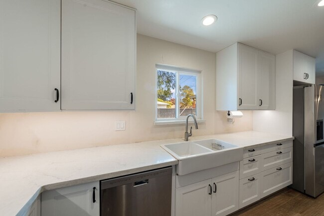 Building Photo - Updated 3-Bedroom Home! Modern Kitchen, Co...