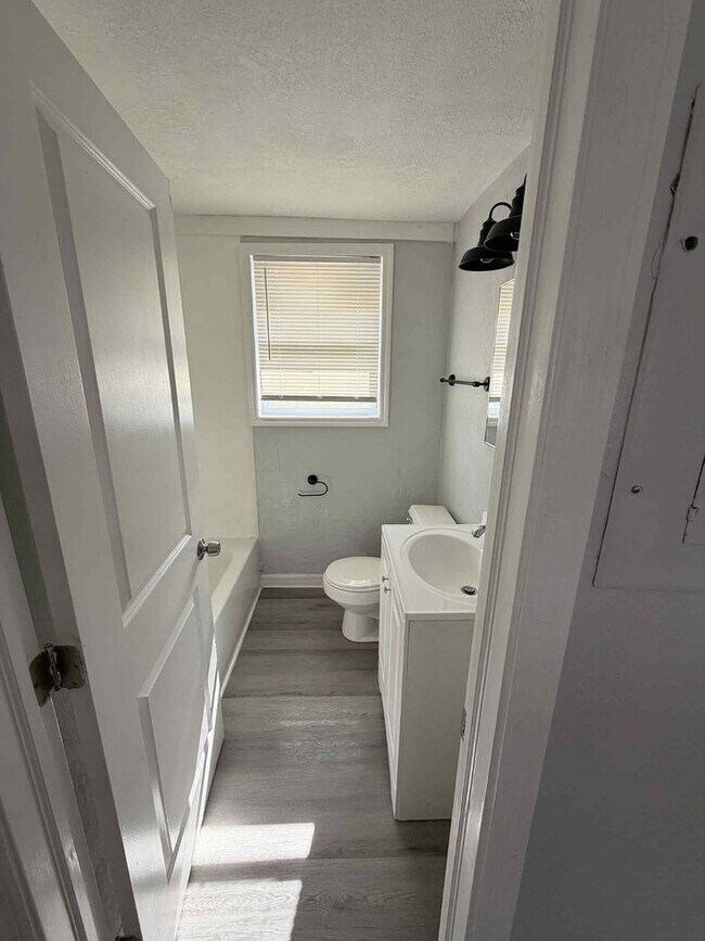 Building Photo - 205 4th St