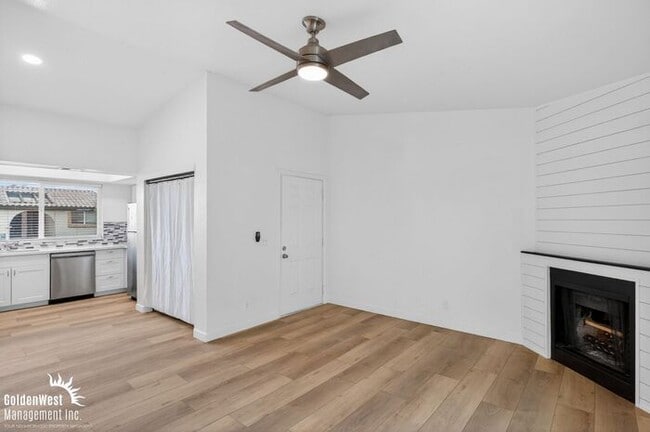 Building Photo - Stylish 2Bdm 1Ba Apartment with Fireplace in Phoenix - MI Special!