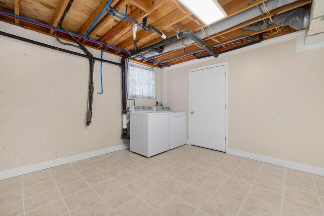 Building Photo - 130 Greenmeadow Ln