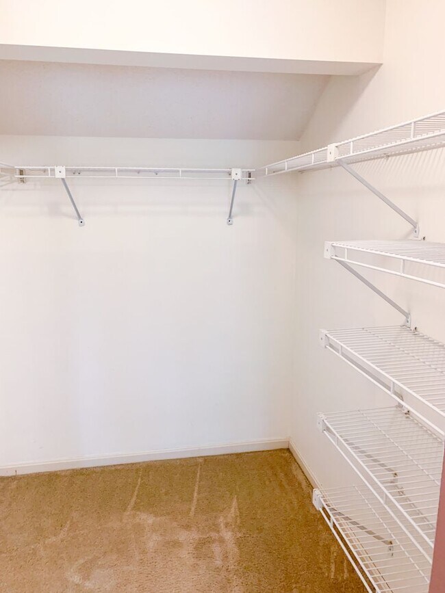 Building Photo - 3 Bedroom Condo Available for Aug. 1st