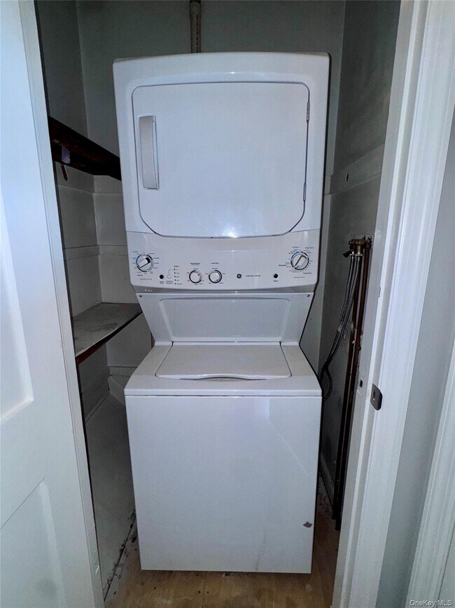 Building Photo - 68 Wolfle St