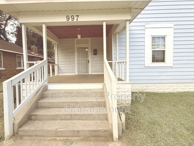 Building Photo - 997 S Willett St