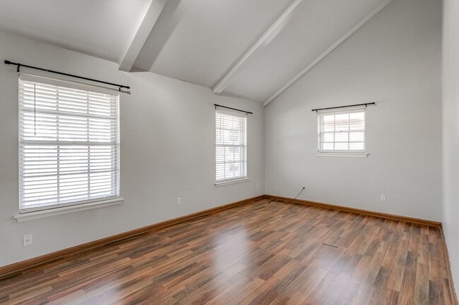 Building Photo - Spacious 4-Bedroom Home in Mature Neighbor...