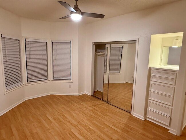 Building Photo - 915 W 23rd St