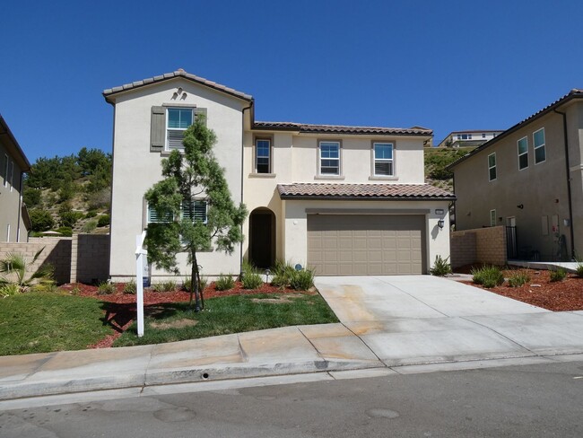 Building Photo - 5 Bedroom Home for Rent in Santa Clarita!